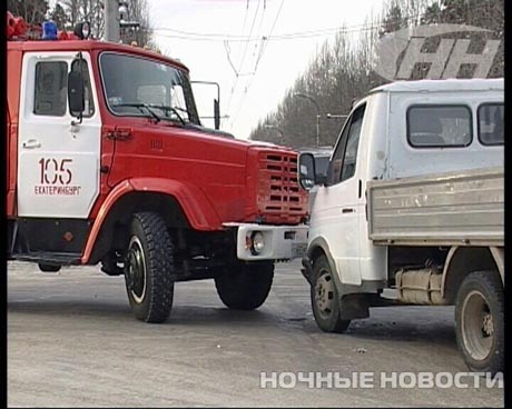 Екатеринбургские пожарные, ехавшие на вызов, попали в ДТП. Виновника долго искать не пришлось